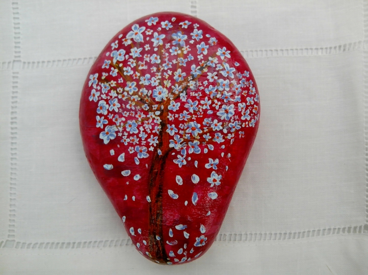 galets-décoratifs-motif-arbre-fleuri-fond-rouge