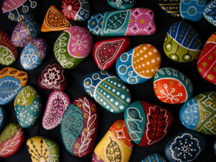 galets-décoratifs-multicolores-tailles-différentes-motifs-fleuris