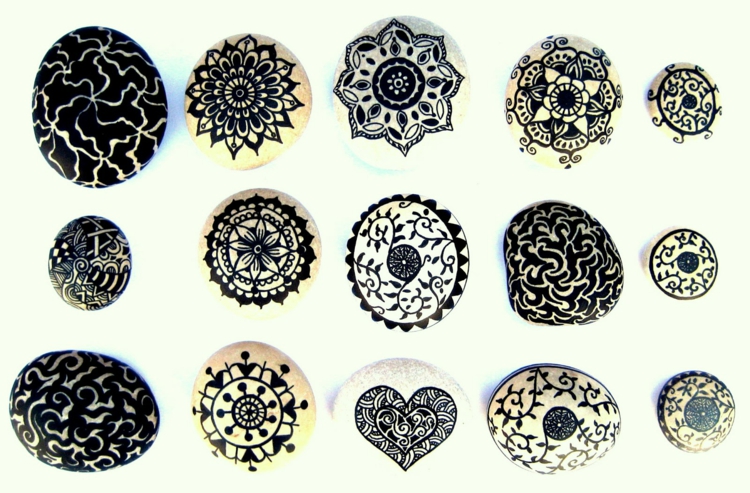 galets-décoratifs-richement-ornés-noir-blanc-motifs-symboles-mandala