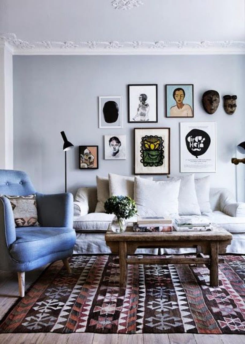 idee-deco-petit-salon-canape-blanc-fauteuil-bleu-tapis-motifs-table-bois-rustique idée déco petit salon