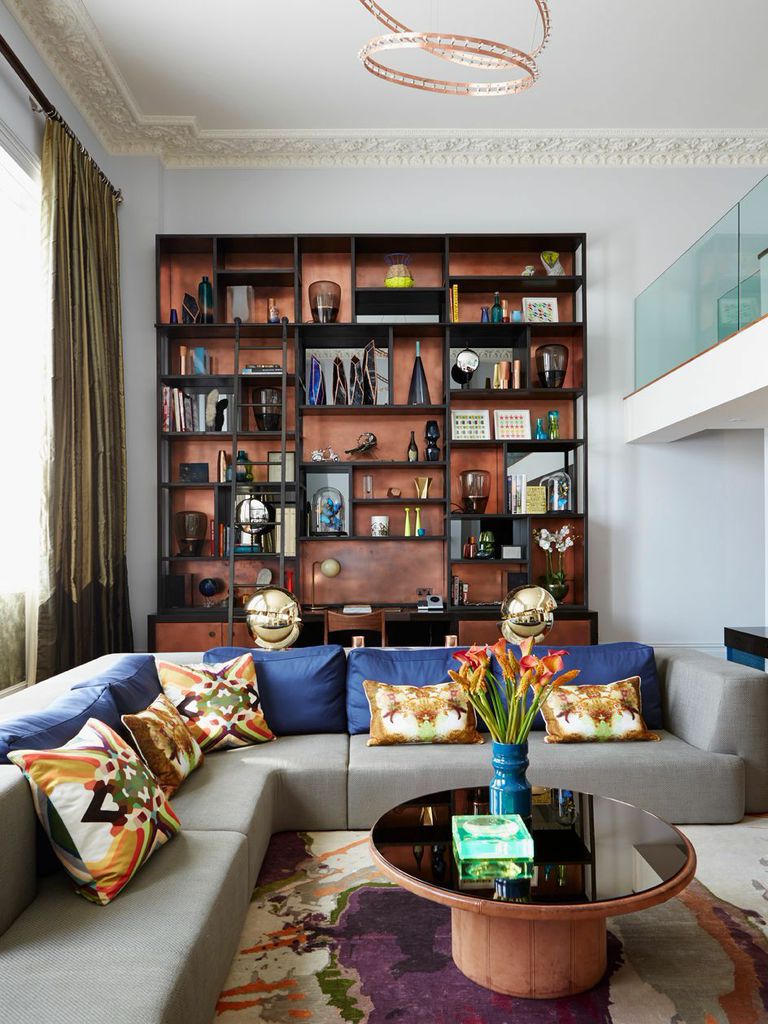 idee-deco-petit-salon-canape-gris-coussins-bleu-indigo-jaune-tapis-bariole-meuble-bibliotheque-nuance-cuivre