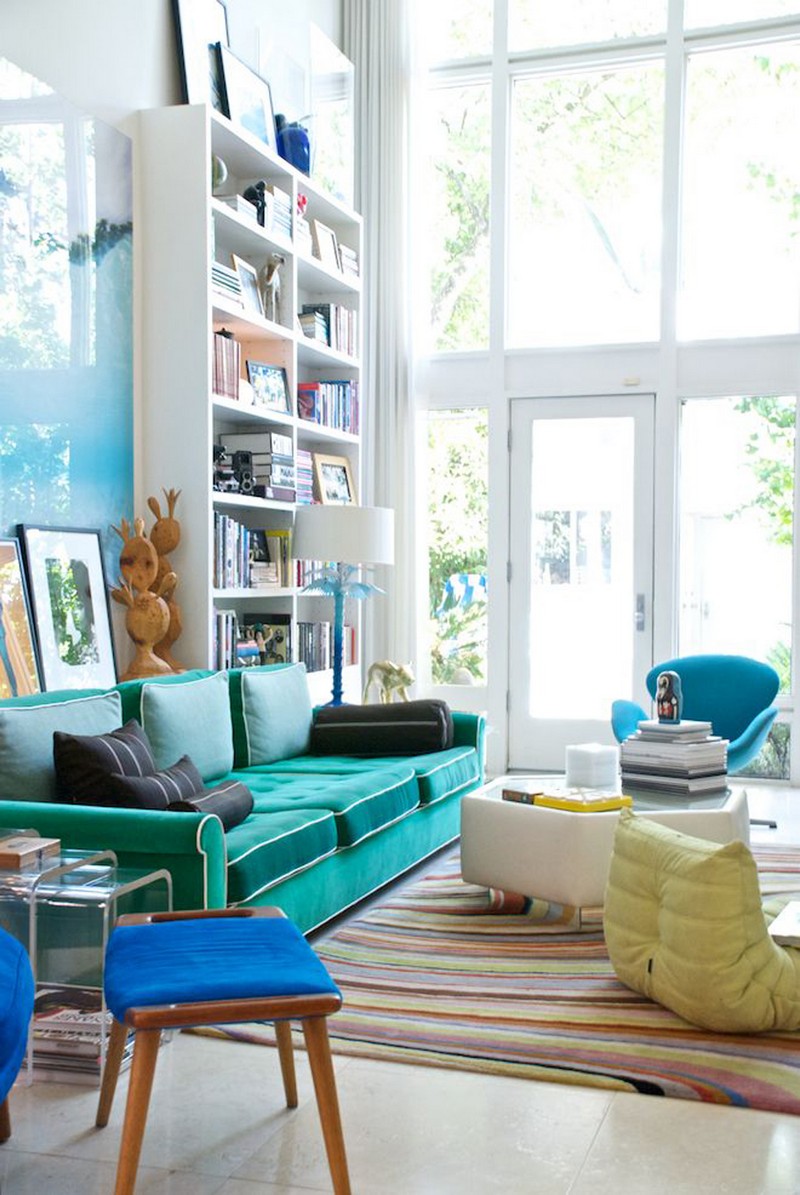 idee-deco-petit-salon-canape-turquoise-tapis-raye-meuble-rangement-blanc idée déco petit salon