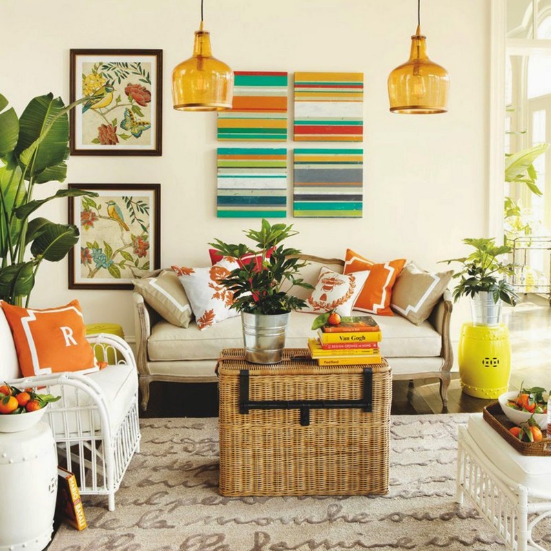 idee-deco-petit-salon-coussins-blanc-orange-plantes-vertes-panneaux-bois-raye