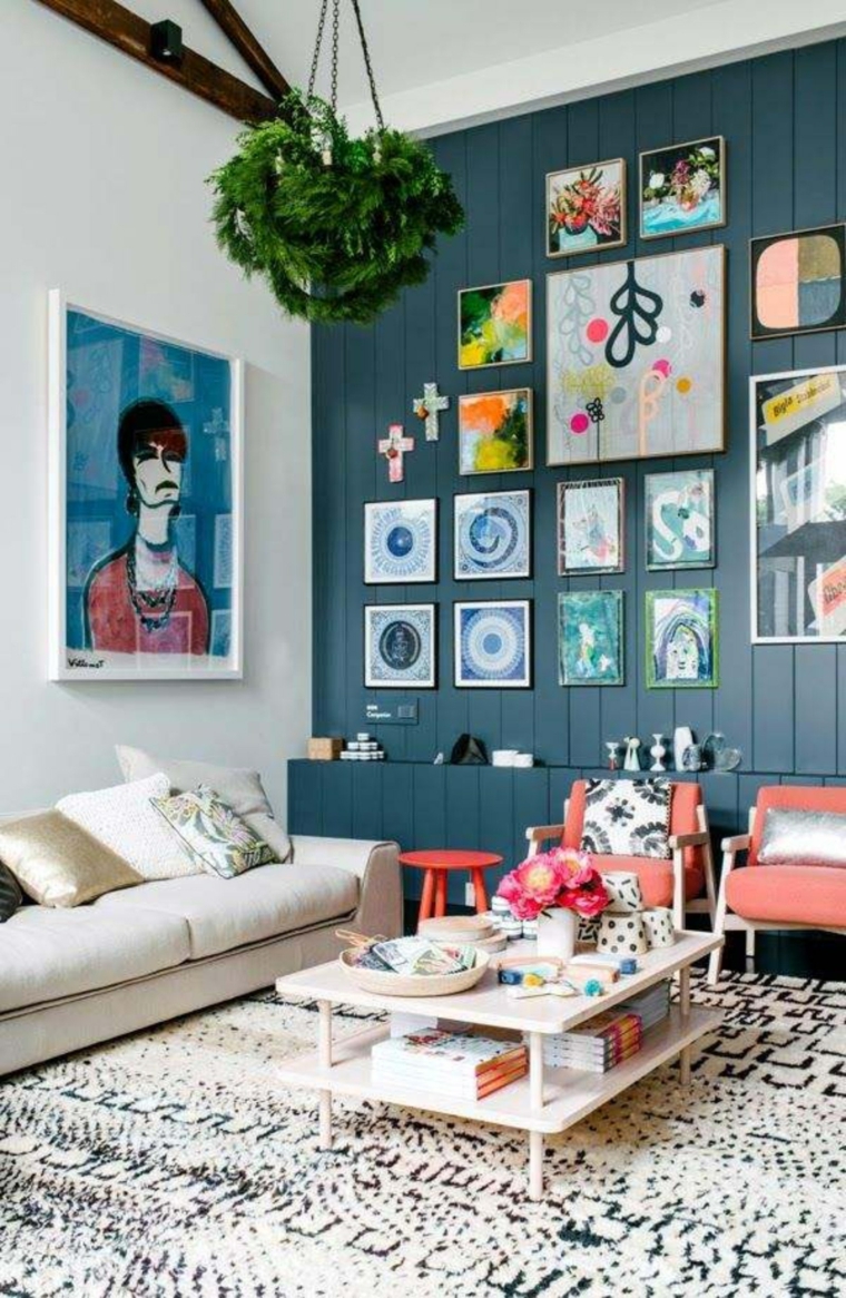 idee-deco-petit-salon-lambris-mural-bois-bleu-tapis-blanc-fauteuils-couleur-mandarine
