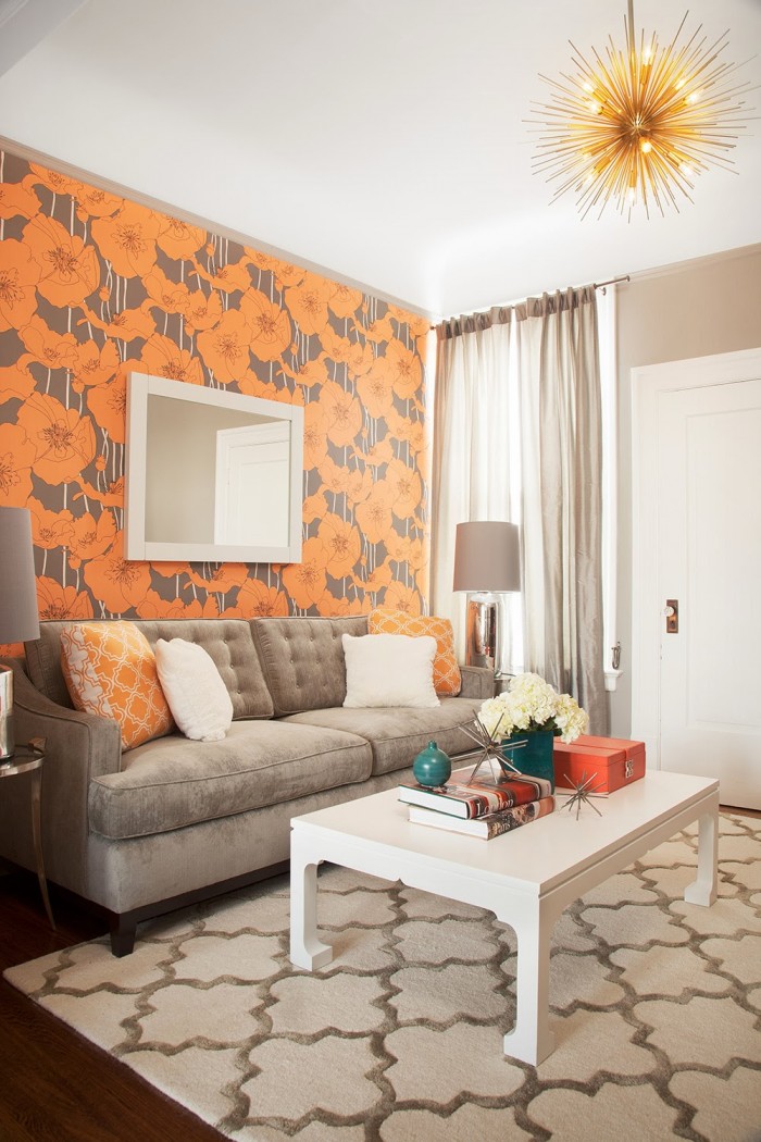 idee-deco-petit-salon-papier-peint-motif-orange-canape-gris-lustre idée déco petit salon