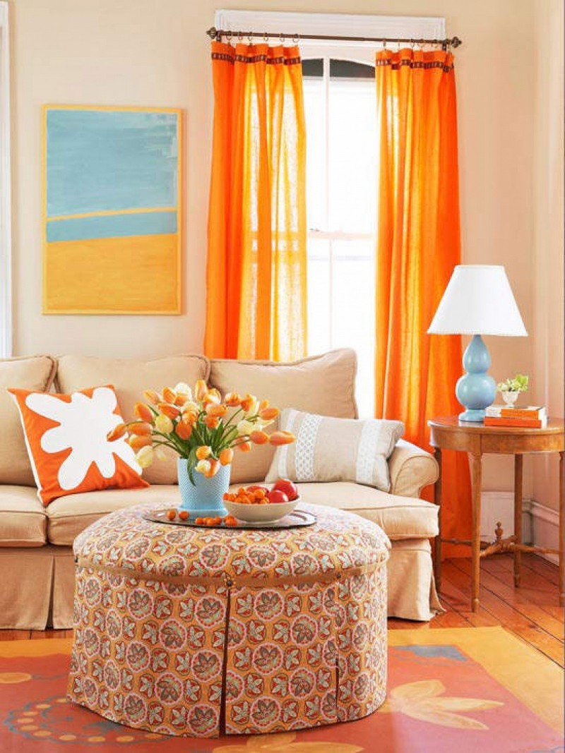 idee-deco-petit-salon-rideaux-coussins-tapis-orange-canape-beige idée déco petit salon