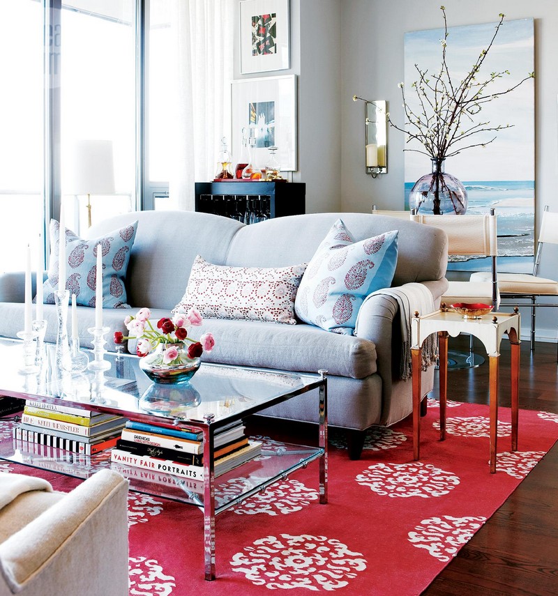 idee-deco-petit-salon-tapis-rouge-motifs-blancs-canape-gris-coussins-bleus-motif-paisley idée déco petit salon