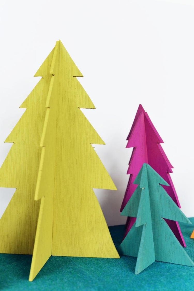 idees-deco-noel-faire-soi-meme-sapins-noel-bois-peinture-jaune-vert-rose idées déco Noël à faire soi-même