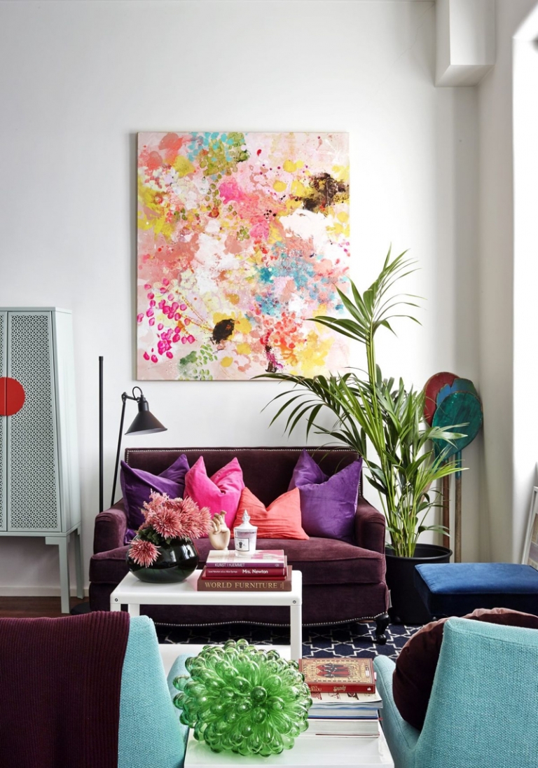 idée déco petit salon -tableau-aquarelle-canapé-bordeaux-coussins-rose-lilas-fauteuils-turquoise