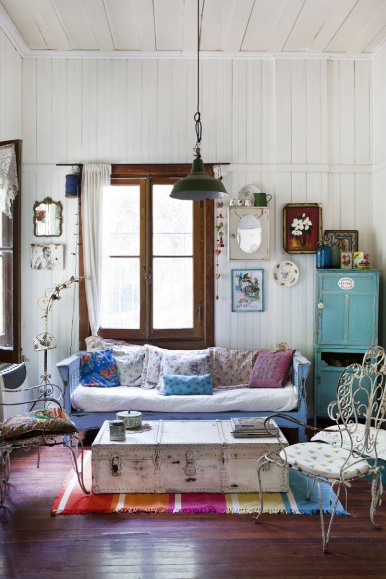 idée déco petit salon -tapis-rayures-couleurs-vives-buffet-antique-turquoise