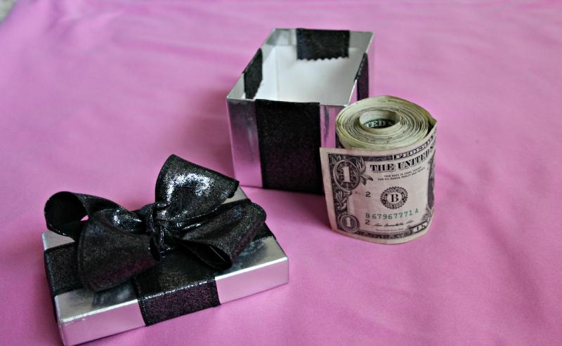 idée-cadeau-18-ans-bois-cadeau-couleur-argent-noeud-noir-liasse-billets