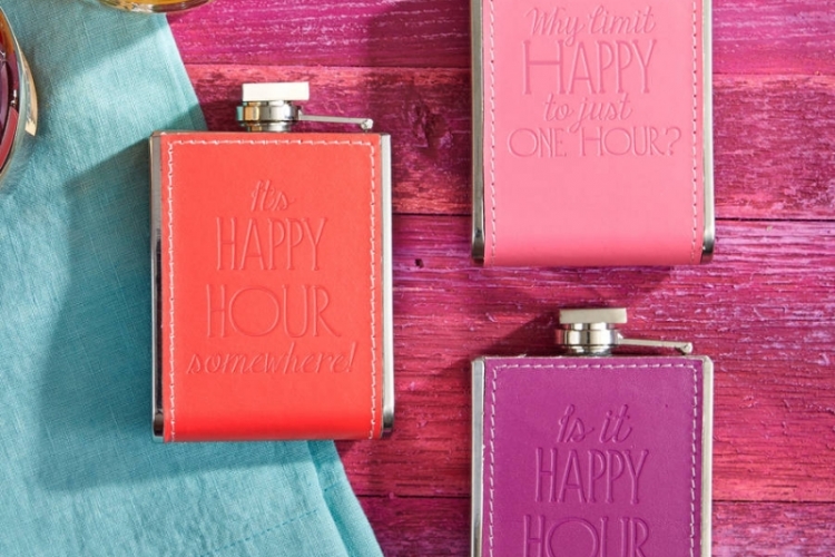 idée-cadeau-18-ans-flasques-cuir-pourpre-rose-corail