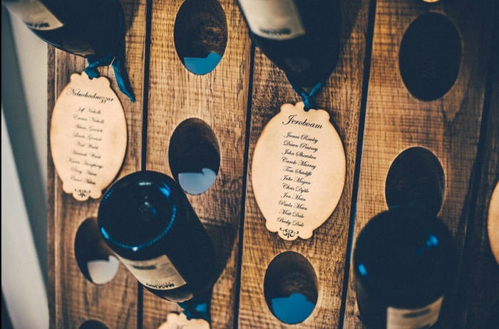 idée-plan-table-mariage-vintage-amateurs-vin-rouge
