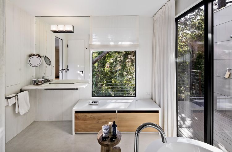 image-salle-bain-naturelle-blanche-baignoire-rangement-lambris-mural-blanc