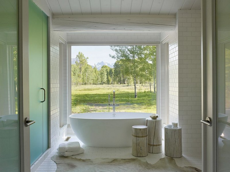 image-salle-bain-naturelle-blanche-deco-murale-brique-blanche-tables-appoint-bois-massif-tapis-vue-jardin