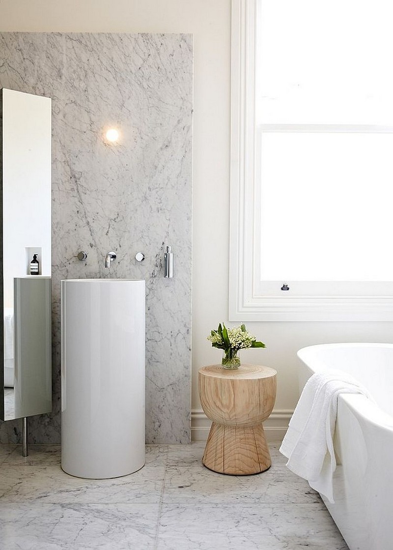 image-salle-bain-naturelle-carrelage-aspect-marbre-blanc-table-appoint-bois-massif-vasque-pied