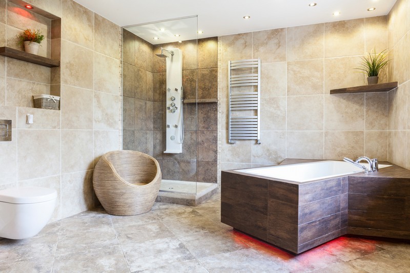 image-salle-bain-naturelle-carrelage-pierre-baignoire-carrelage-aspect-bois-fauteuil image salle de bain