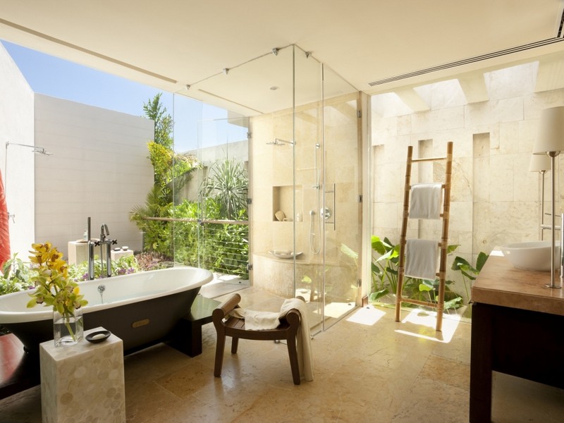image-salle-bain-naturelle-carrelage-pierre-naturelle-plantes-vertes-vue-jardin-douche-exterieur image salle de bain
