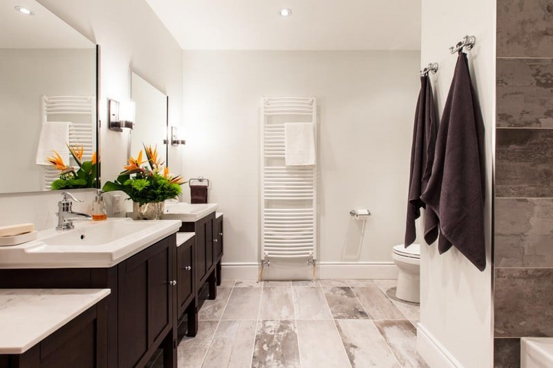 image-salle-bain-naturelle-meuble-vasque-bois-brun-carrelage-sol-imitation-pierre-grise image salle de bain