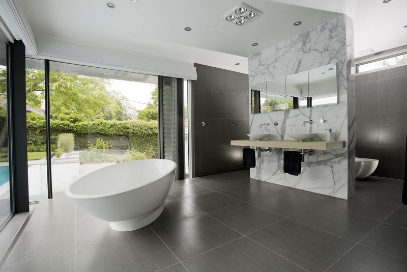 image-salle-bain-naturelle-paravent-marbre-blanc-vue-jardin image salle de bain