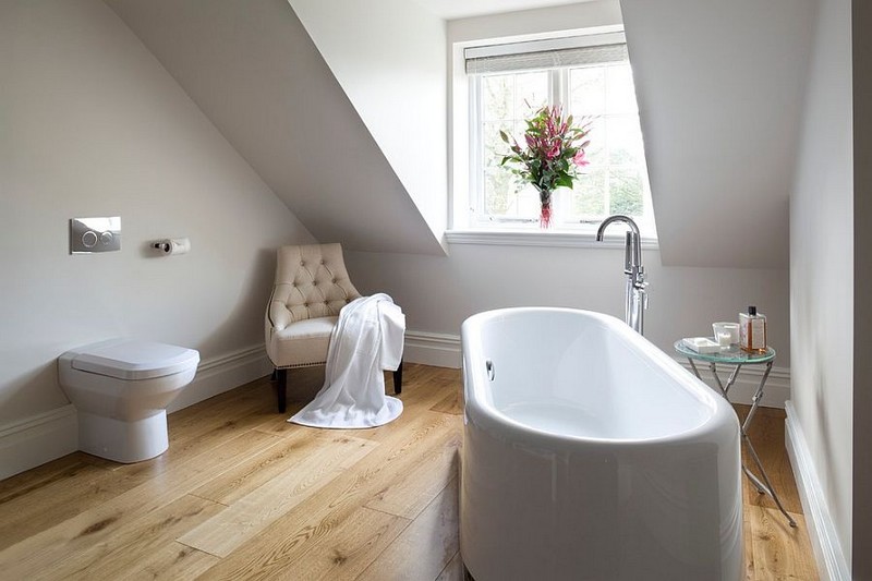 image-salle-bain-naturelle-parquet-bois-stratifie-baignoire-ilot-fleurs image salle de bain