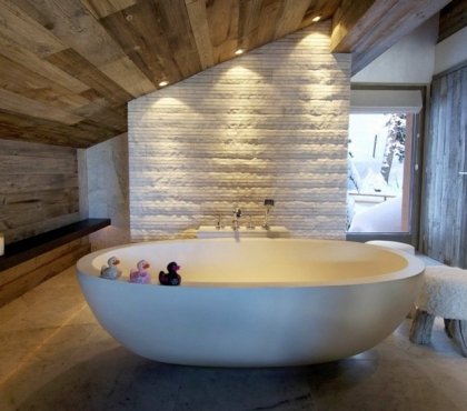 image-salle-bain-naturelle-pente-plafond-bois-deco-murale-aspect-pierre-blanche-baignoire-ilot