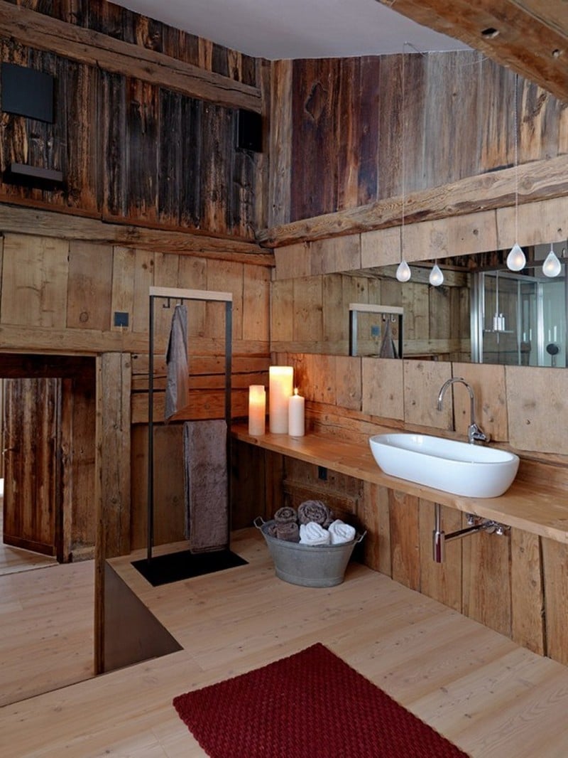 image-salle-bain-naturelle-rustique-lambris-mural-bois-vieilli-bougies