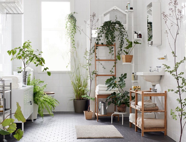 image salle de bain -ambiance-naturelle-carrelage-blanc-plantes-intérieur-vertes