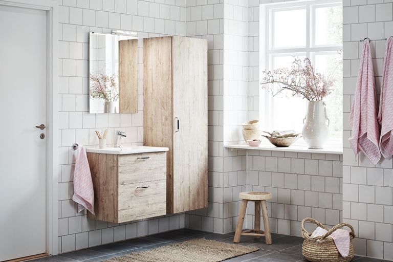 image salle de bain -mobilier-bois-massif-déco-branches-carrelage-blanc