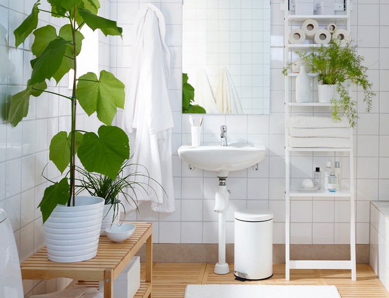 inspiration-petite-salle-bain-blanche-caillebotis-plantes-vertes-IKEA
