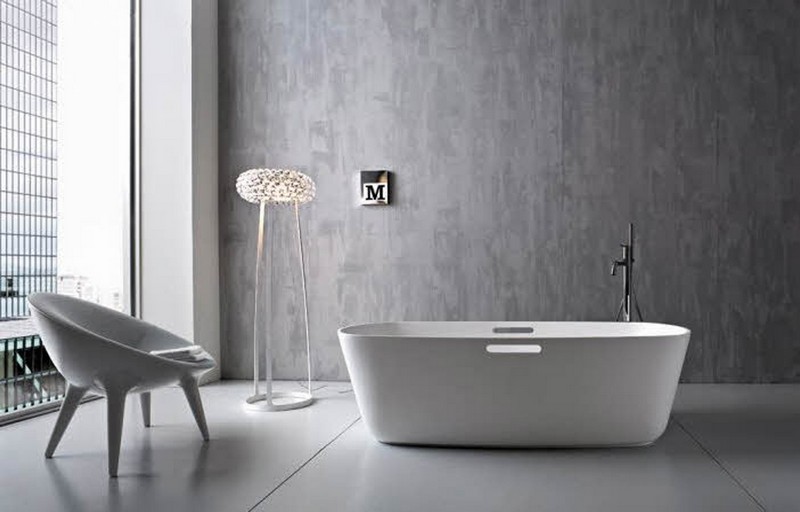 inspiration-salle-bain-grise-baignoire-ilot-lampadaire-fauteuil