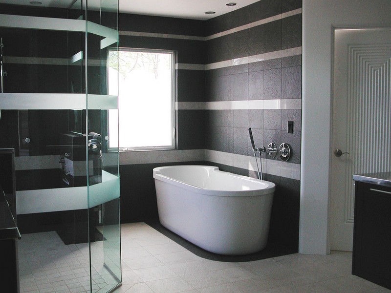 inspiration-salle-bain-noire-blanche-baignoire-ilot-cabine-douche