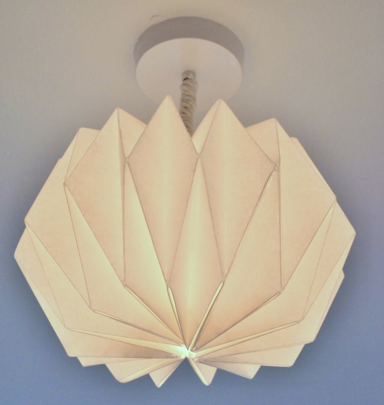 lampe-origami-faire-soi-meme-plafonnier-abat-jour-origami-papier-blanc