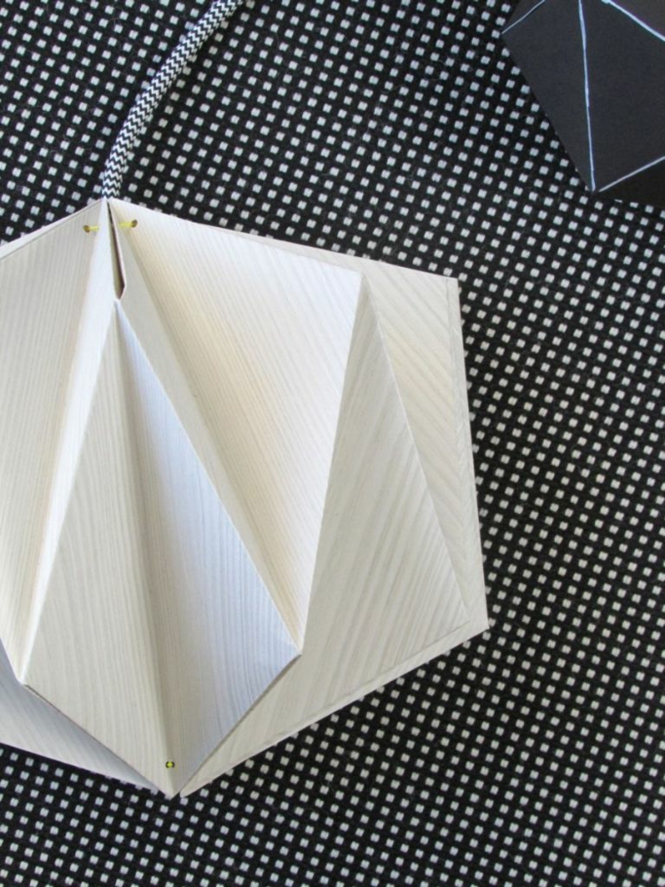 lampe-origami-faire-soi-meme-vue-pres-abat-jour-papier-plie lampe origami