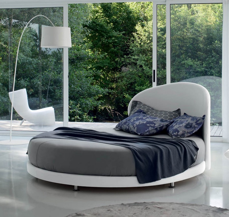 lit rond design blanc tête-lit-lampadaire-fauteuil-design