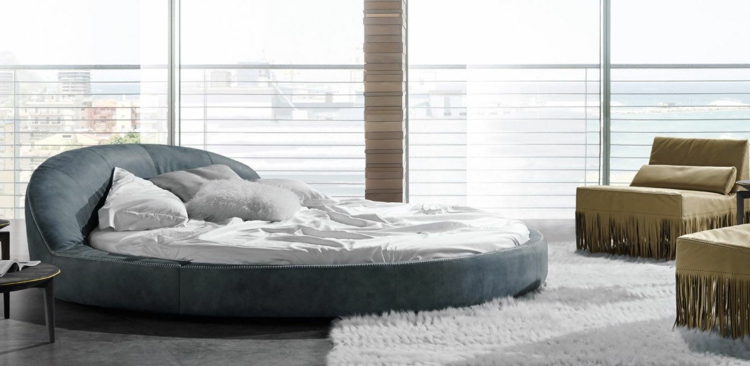 lit-rond-design-gris-bleu-tapis-poil-long-blanc-chambre