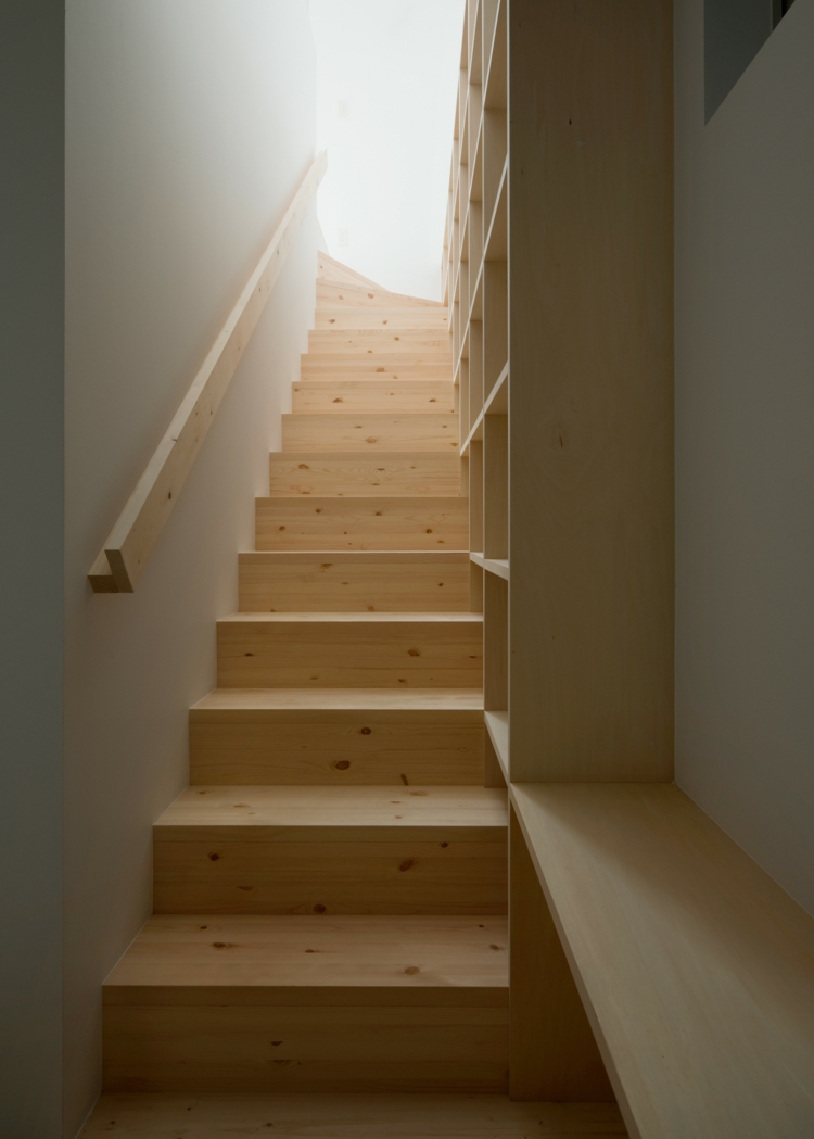 main-courante-escalier-bois-naturel-clair-assortie-marches-rangement