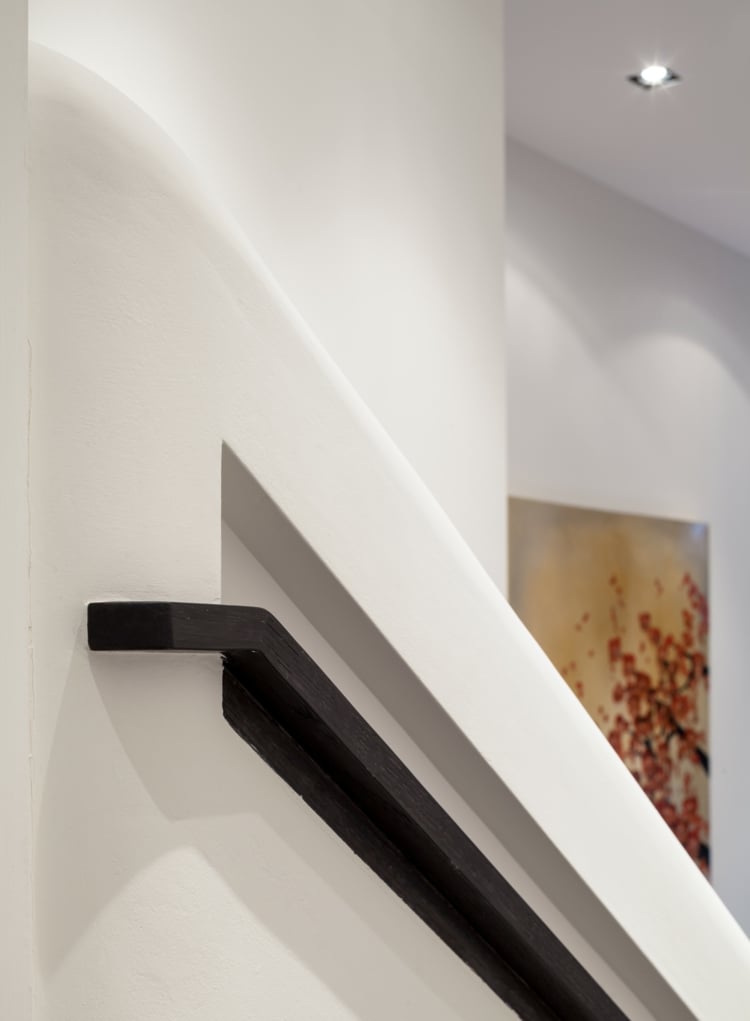 main-courante-escalier-bois-wengé-encastrée-mur-peint-blanc