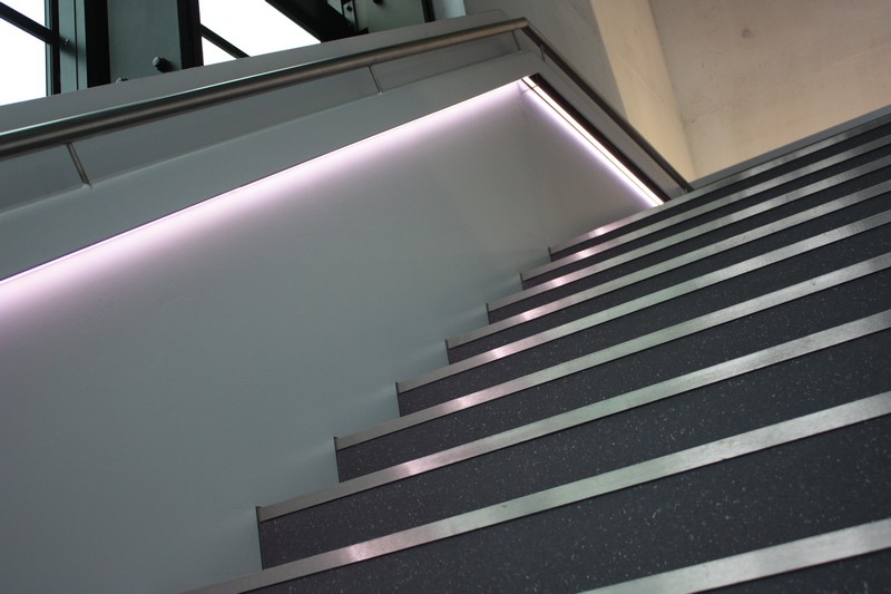 main-courante-escalier-corniche-lumineuse-LED-intgrée
