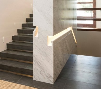 main-courante-escalier-design-encastrée-murs-marbre-blanc