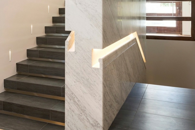 main-courante-escalier-design-encastrée-murs-marbre-blanc