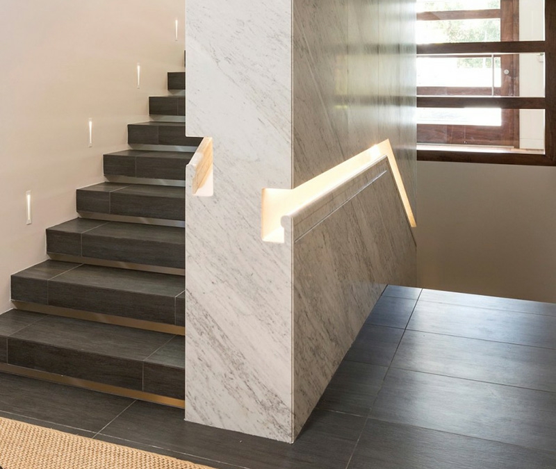 main-courante-escalier-design-encastrée-murs-marbre-blanc