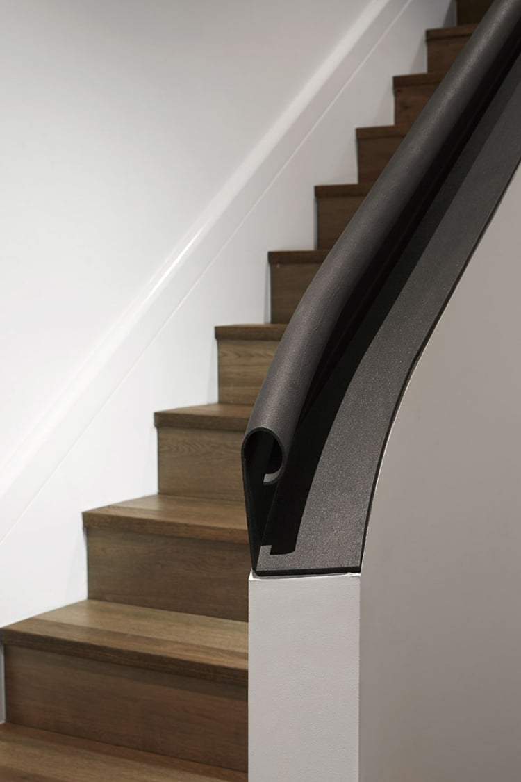main-courante-escalier-design-forme-originale-marches-bois