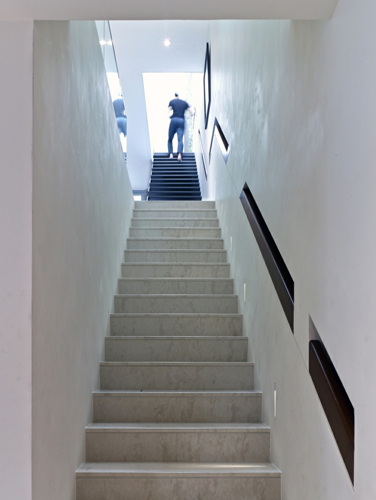 main-courante-escalier-design-moderne-encastrée-mur