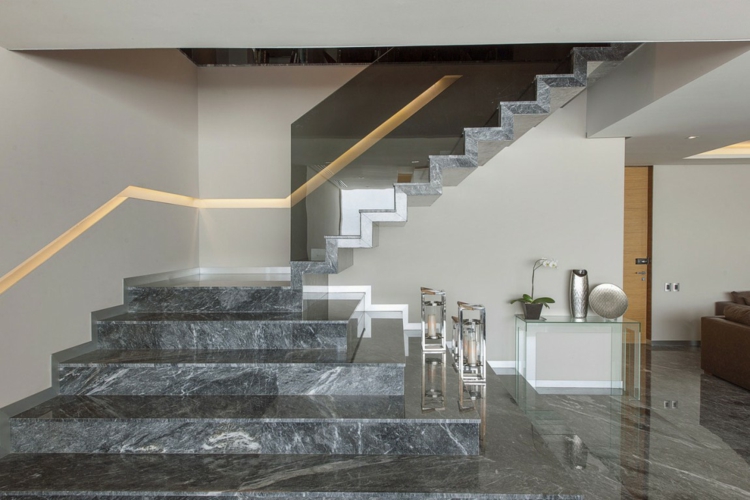 main courante escalier encastrée lumineuse marches marbre noir