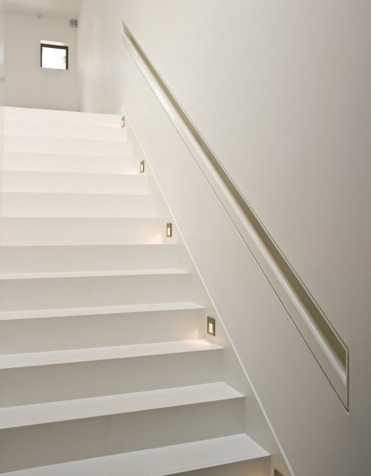 main courante escalier encastrée minimaliste-spots-carrés-marches