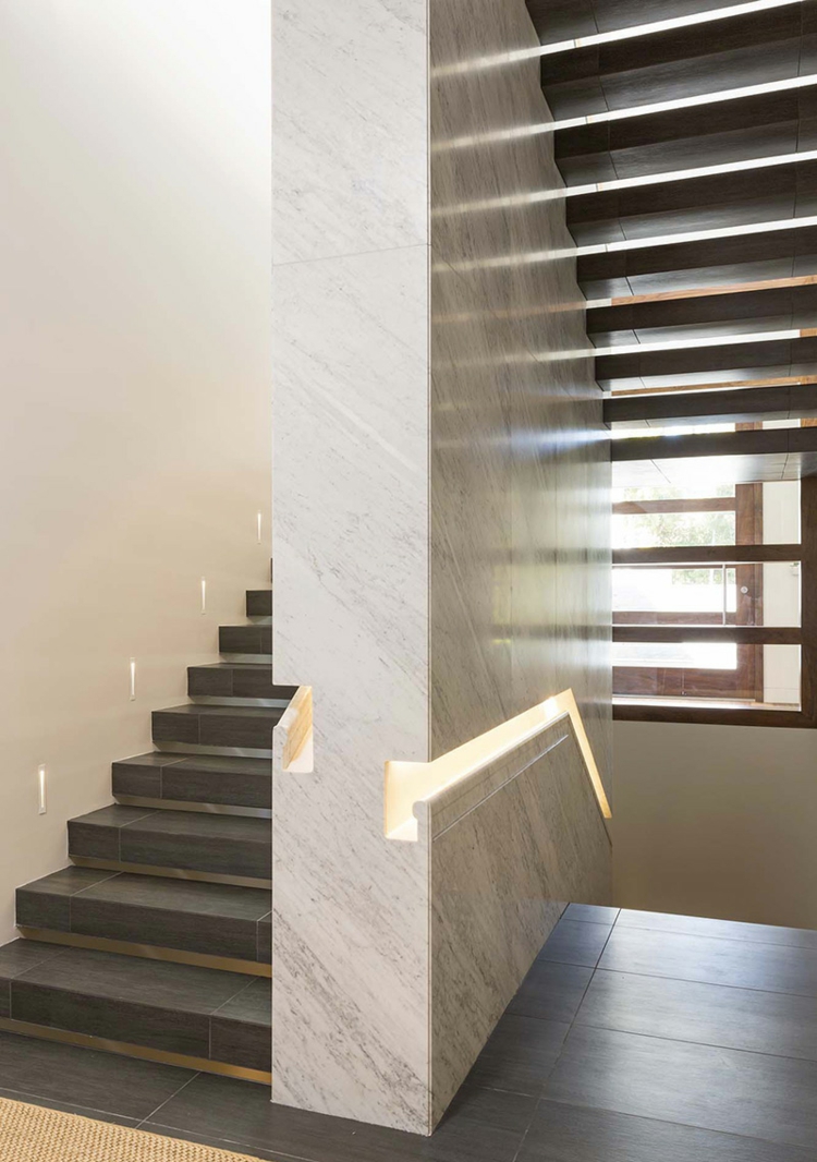 main courante escalier encastrée mur marbre-blanc-lampes-LED