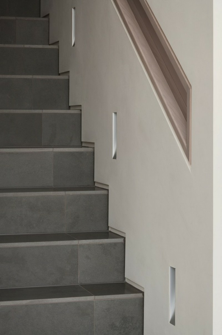 main-courante-escalier-encastrée-mur-marches-pierre-grise