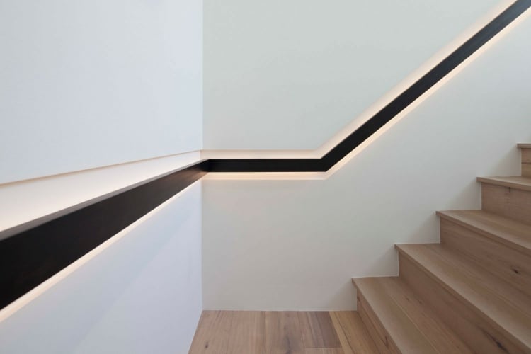main-courante-escalier-encastrée-mur-ruban-lumineux-intégré