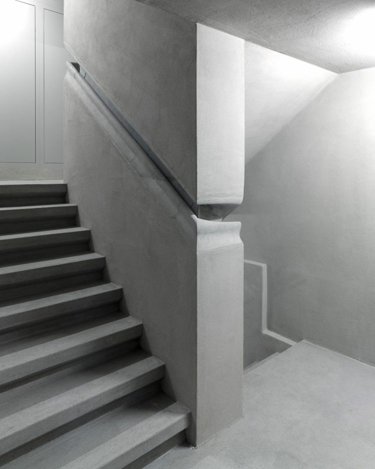main-courante-escalier-originale-creusée-mur-béton-gris